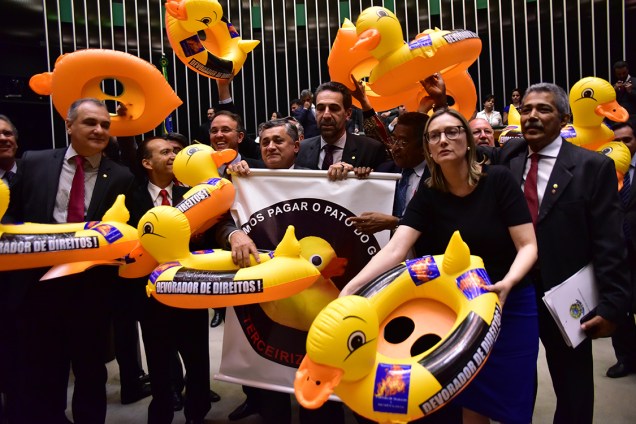 Deputados da oposição com patos infláveis em protesto contra projeto de terceirização, no plenário da Câmara dos Deputados, em Brasília