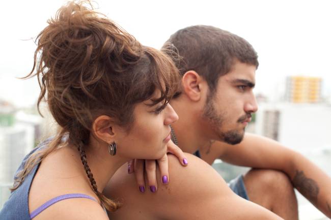 Camilla Camargo e Caio Castro no filme ‘Travessia’