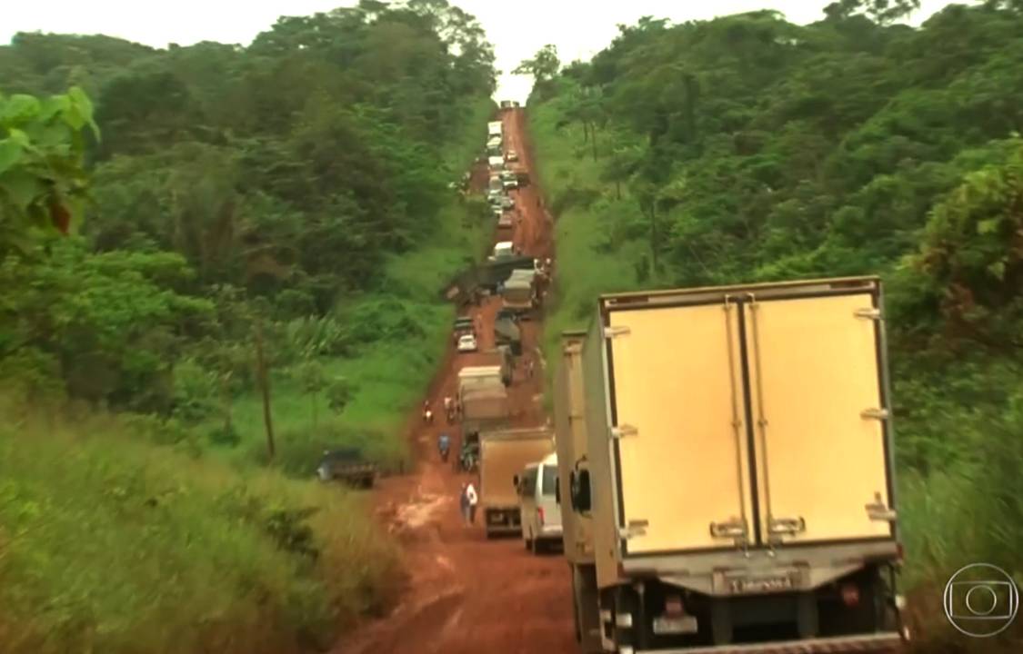 Atoleiros impedem escoamento de soja na BR-163