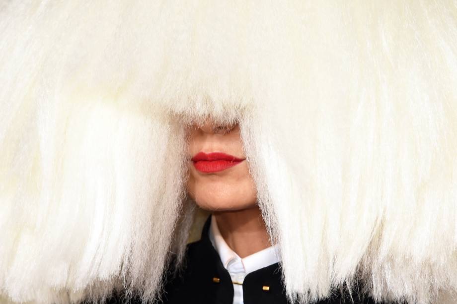 A cantora Sia durante a cerimônia do Grammy em 2015