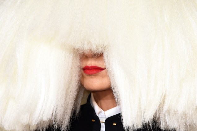 A cantora Sia durante a cerimônia do Grammy em 2015