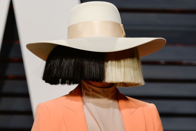 A cantora Sia durante a festa da Vanity Fair pós-Oscar em 2017 em Hollywood