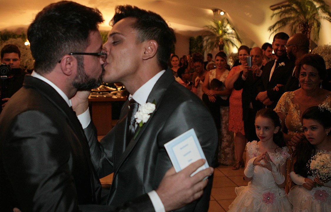 Prefeito reeleito em Lins, Edgar de Souza (PSDB), beija o marido Alexsandro Luciano Trindade, após cerimônia de casamento