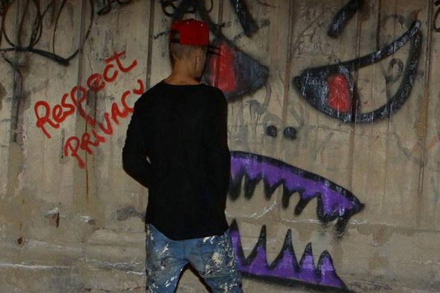 Justin Bieber grafitando um muro de São Conrado, no Rio de Janeiro em 2013