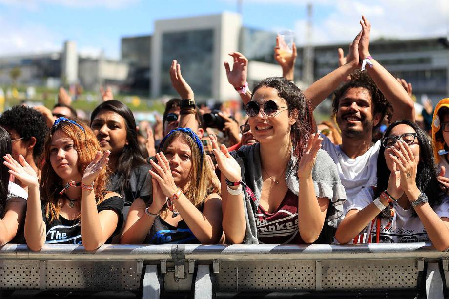 Público durante o show da cantora Céu no segundo dia do Festival Lollapalooza 2017 no autódromo de Interlagos, em São Paulo