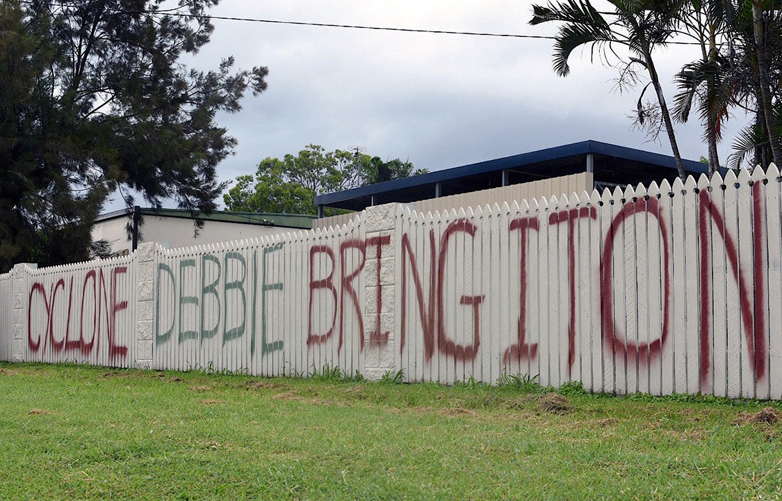 Frase pintada em cerca de uma casa em Bowen, na Austrália, sobre a chegada do ciclone Debbie