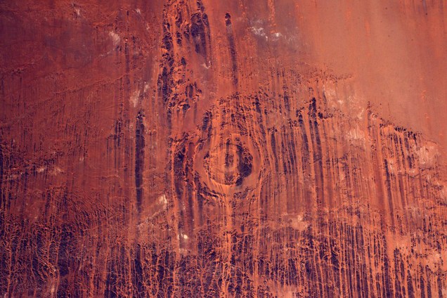 Imagem que mostra a erosão provocada pelo vento no Deserto do Saara, localizado no continente africano. "É como se a tinta tivesse escorrido por mais de dez quilômetros", descreve Pasquet