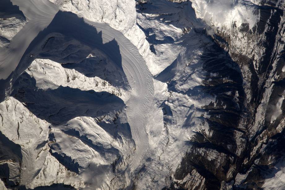 Geleiras dos Alpes, sistema de cordilheiras situado na Europa. O astronauta chama atenção para indícios de degelo