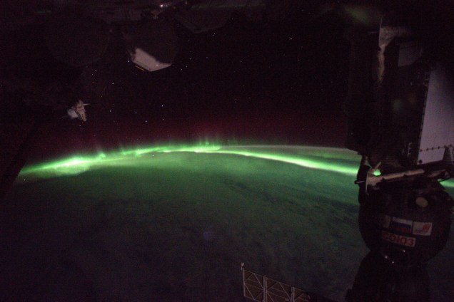 Imagem de uma aurora boreal cruzando parte do globo terrestre. "Depois de passar alguns dias sem olhar para fora, fui fotografar a vista da cúpula por cinco minutos depois do almoço. Aqui está o que eu encontrei!", diz o astronauta
