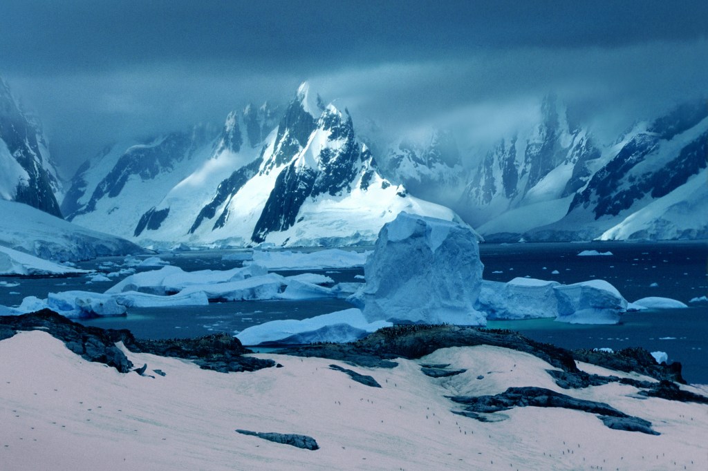 Águas congeladas na península Antártica