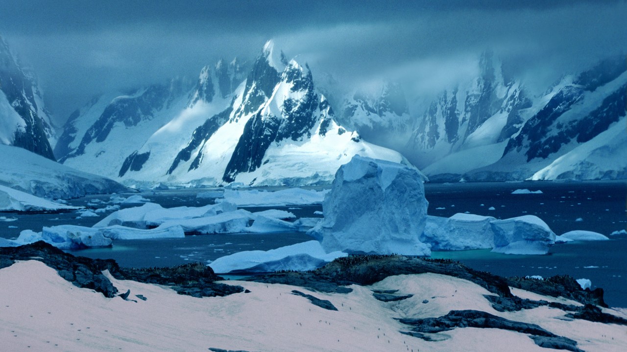 Águas congeladas na península Antártica