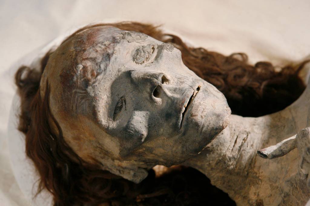 Múmia da rainha Tiye, avó do faraó Tutancâmon