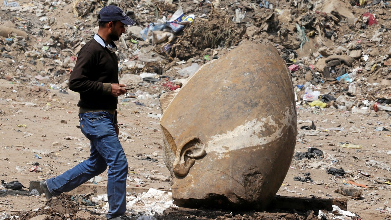 Estátua de Ramsés II é encontrada em favela no Egito
