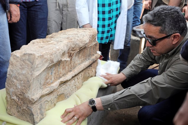Ministro das Antiguidades egípcio, Khaled al-Anani, inspeciona uma estátua do faraó Ramsés II descoberta em uma favela em Matariya, no Cairo - 09/03/2017