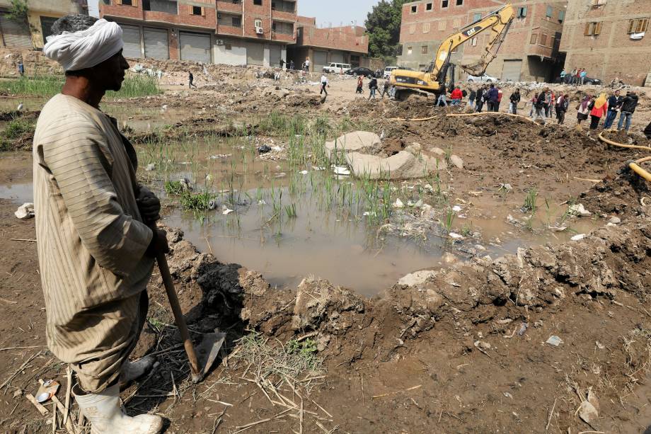 Homem trabalha em um favela na região de Matariya, no Cairo onde foi encontrada uma estátua do faraó Ramsés II que governou o Egito há mais de 3000 anos - 09/03/2017