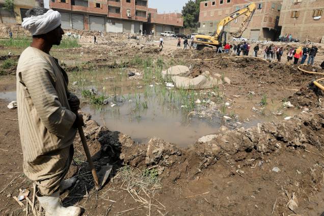 Homem trabalha em um favela na região de Matariya, no Cairo onde foi encontrada uma estátua do faraó Ramsés II que governou o Egito há mais de 3000 anos - 09/03/2017 Homem trabalha em um favela na região de Matariya, no Cairo onde foi encontrada uma estátua do faraó Ramsés II que governou o Egito há mais de 3000 anos - 09/03/2017