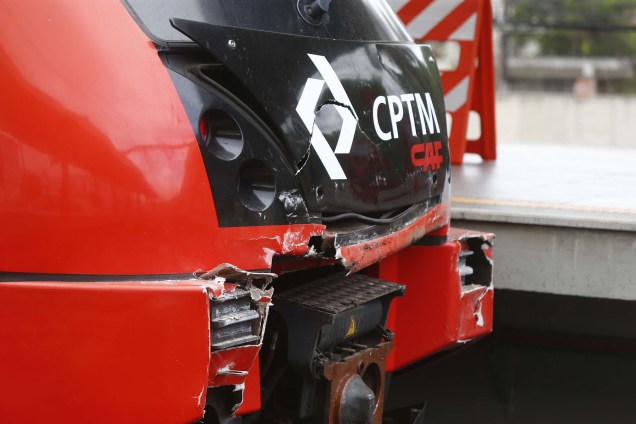 Colisão entre dois trens na estação Barueri da linha 8- Diamante CPTM. Cinco pessoas ficaram feridas. Informações iniciais dizem que o maquinista do segundo trem passou mal e colidiu na composição que estava parada
