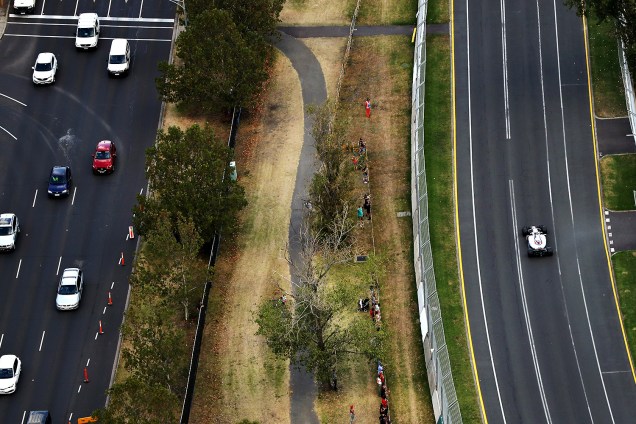 Em visão aérea, a pista do Albert Park, onde ocorrerá a Fórmula 1 amanhã, se mostra bem próxima das vias urbanas de Melbourne - 25/03/2017
