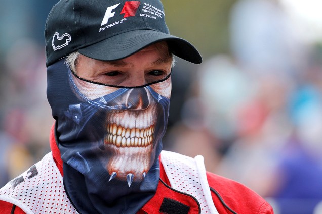 Um dos colaboradores da Fórmula 1 usa máscara de caveira e lentes de contato pretas durante o último treino do Grand Prix, que acontece em Melbourne amanhã - 25/03/2017