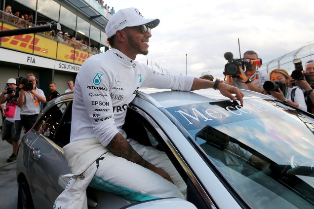 Lewis Hamilton da Mercedes sai comemorando após conquistar o 1º lugar na largada de amanhã - 25/03/2017