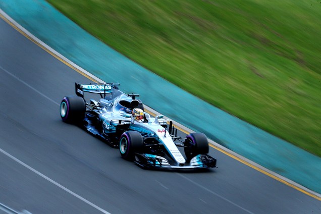 Lewis Hamilton, que compete pela Mercedes, durante o último treino que o classificou como o 1º no grid de largada de amanhã - 25/03/2017