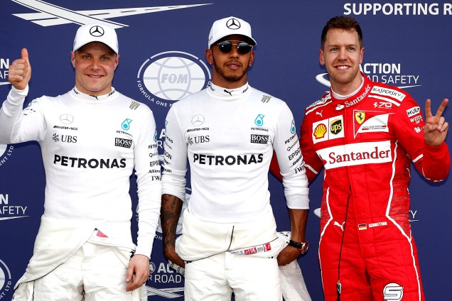 Os primeiros no grid de largada amanhã serão Lewis Hamilton (C), com a 1ª posição, Sebastian Vettel (D) em 2º e Valtteri Bottas (E) em 3º lugar