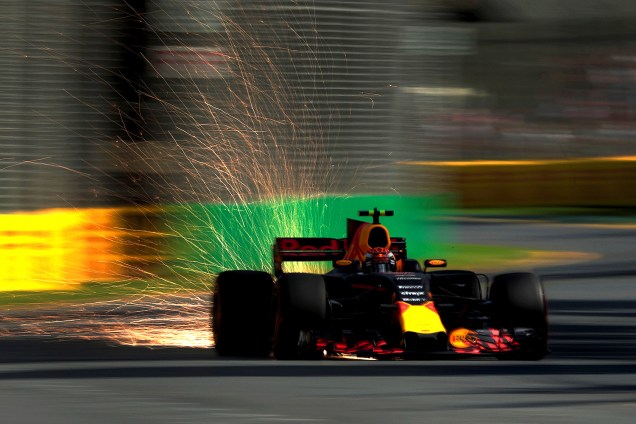 O carro de Max Verstappen, da Red Bull Racing, solta faíscas durante o último treino para o Grand Prix de amanhã em Albert Park, em Melbourne, Austrália - 25/03/2017