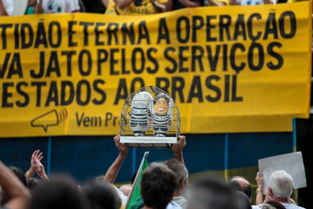 Manifestantes em Curitiba saem as ruas no protesto organizado pelo "Movimento Brasil Livre" (MBL) e "Vem Pra Rua"
