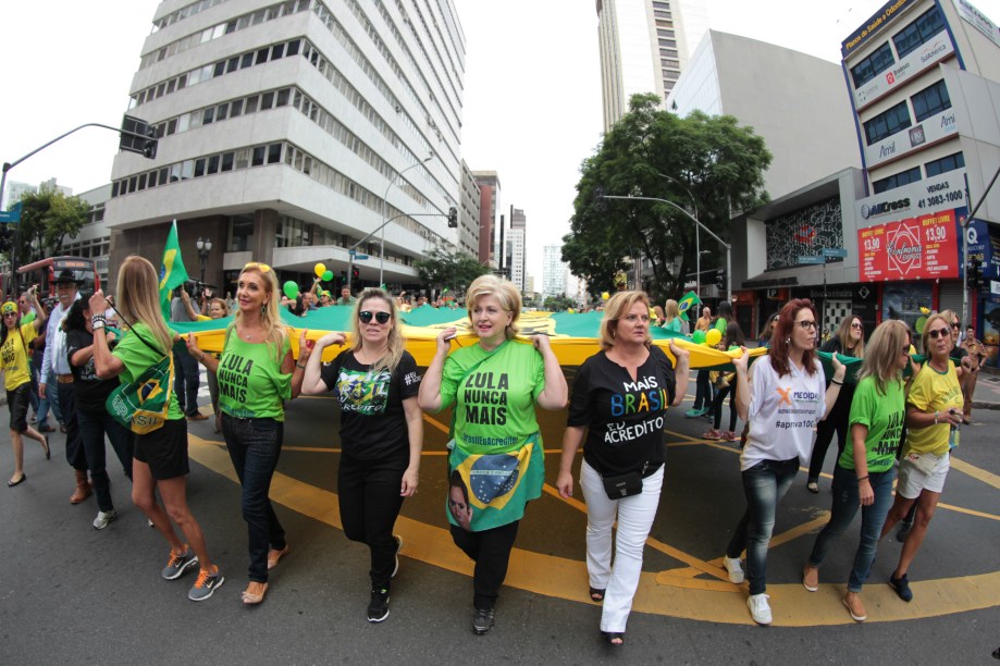 Manifestantes em Curitiba saem as ruas no protesto organizado pelo "Movimento Brasil Livre" (MBL) e "Vem Pra Rua"