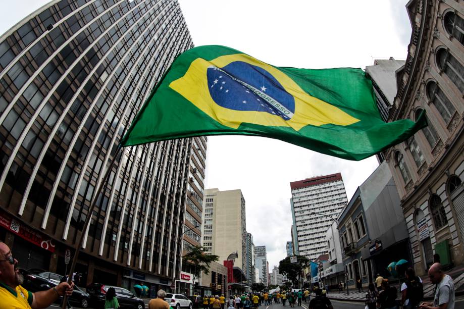 Manifestantes em Curitiba saem as ruas no protesto organizado pelo "Movimento Brasil Livre" (MBL) e "Vem Pra Rua"