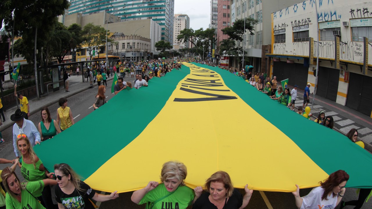 Manifestações organizadas pelo "Movimento Brasil Livre" (MBL) e "Vem Pra Rua" em Curitiba
