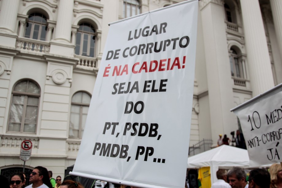 Manifestantes em Curitiba saem as ruas no protesto organizado pelo "Movimento Brasil Livre" (MBL) e "Vem Pra Rua"