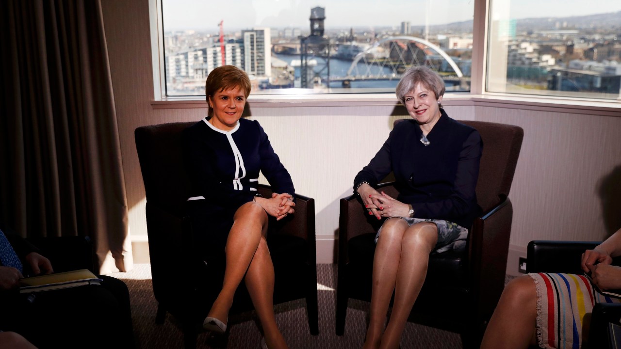 Daily Mail capa: Theresa May e Nicola Sturgeon