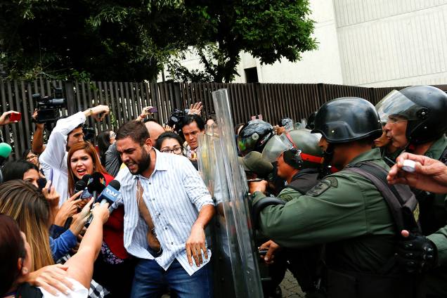 O deputado da oposição venezuelana, Juan Requesens, no protesto contra a decisão da Suprema Corte de assumir as funções legislativas do Congresso - 30/03/2017