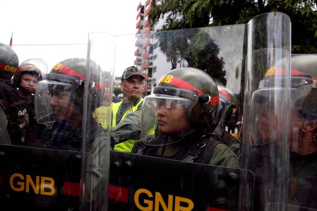 Soldados da Guarda Nacional no protesto contra a decisão da Suprema Corte de assumir as funções legislativas do Congresso - 30/03/2017