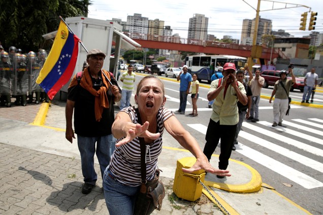 Apoiadora do governo de Maduro grita "slogans" de campanha para confrontar os manifestantes durante protesto contra a decisão da Suprema Corte de assumir o Congresso - 30/03/2017