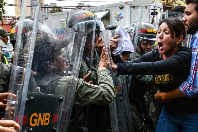 A deputada da oposição venezuelana, Amélia Belisario, no protesto contra a decisão da Suprema Corte de assumir as funções legislativas do Congresso - 30/03/2017