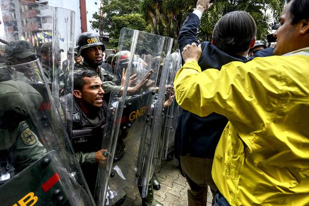 Deputados da oposição venezuelana em confronto com a Guarda Nacional, durante protesto contra a decisão da Suprema Corte de assumir as funções legislativas do Congresso - 30/03/2017
