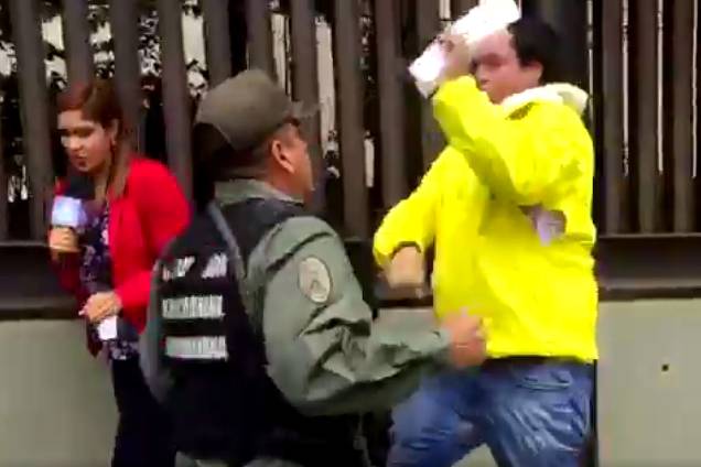 Deputados são agredidos na venezuela - 30/03/2017