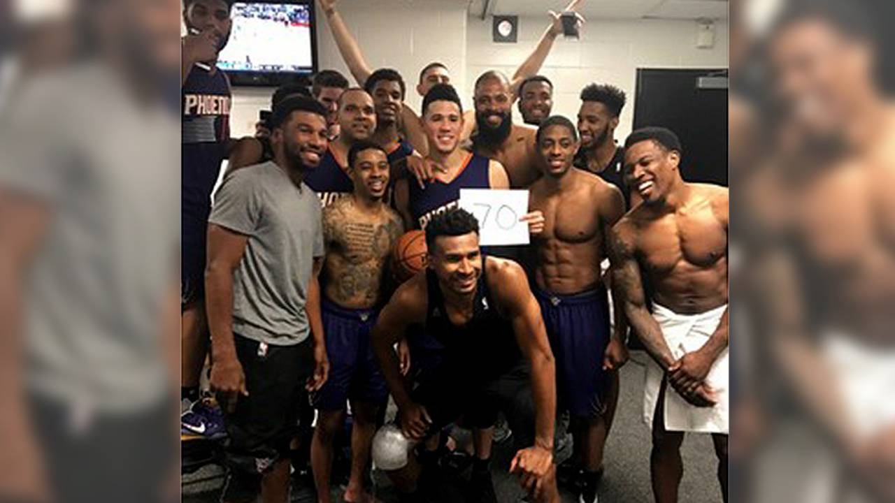 O jogador de basquete Devin Booker faz 70 pontos em jogo pelo Phoenix Suns contra o Boston Celtics com apenas 20 anos de idade