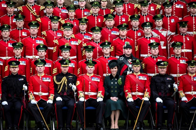 A Duquesa de Cambridge, Kate Middleton, e o Príncipe William, em foto oficial com a Guarda Irlandesa durante o dia de São Patrício em Londres, Inglaterra - 17/03/2017