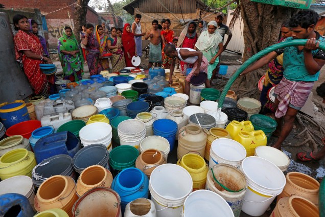 Residentes esperam para encher seus recipientes com água potável em Calcutá na Índia - 22/03/2017