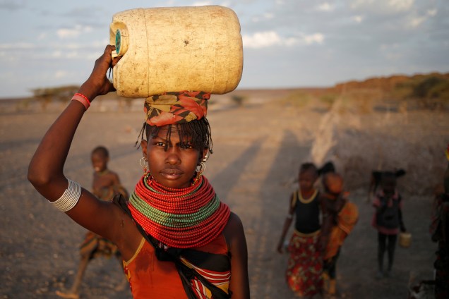 Mulher carrega uma vasilha com água em uma vila perto de Loiyangalani, no Quênia - 21/03/2017