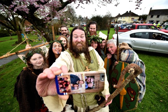 Na Irlanda do Norte, o ator Marty Burns interpreta São Patrício e tira selfie com membros da Magnus Vikings Association, antes de irem para a parada em homenagem ao santo, que é tido como padroeiro da Irlanda - 17/03/2017