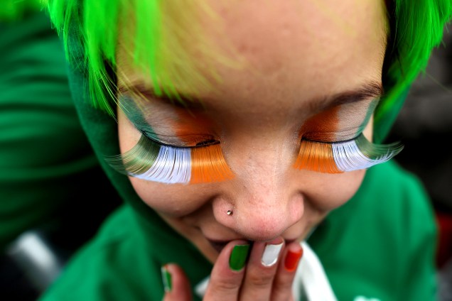 Mulher usa as cores da bandeira da Irlanda durante a Parada de São Patrício em Dublin, Irlanda, país que tem o santo como padroeiro e de forte tradição católica - 17/03/2017