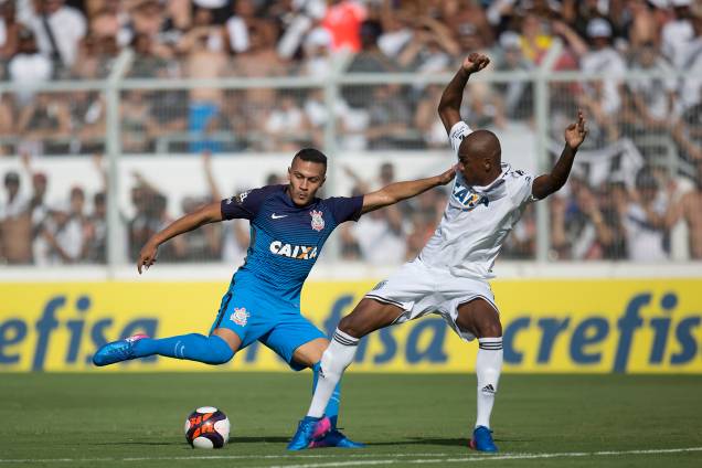 O atacante Léo Jabá do Corinthians divide jogada com o lateral Jeferson da Ponte Preta