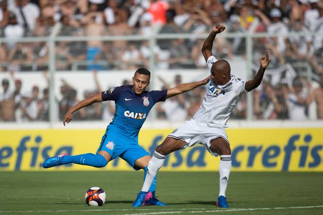 O atacante Léo Jabá do Corinthians divide jogada com o lateral Jeferson da Ponte Preta O atacante Léo Jabá do Corinthians divide jogada com o lateral Jeferson da Ponte Preta
