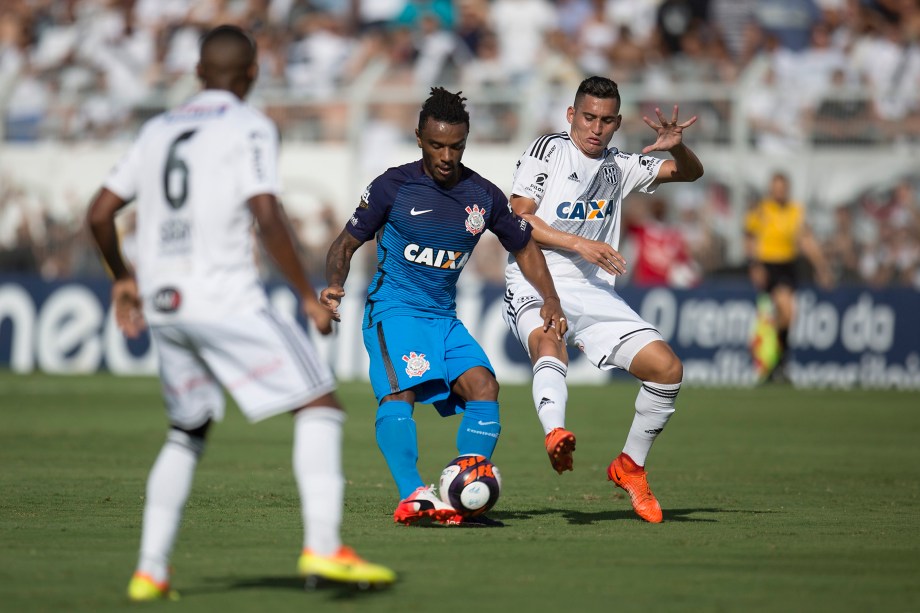 O volante Paulo Roberto do Corinthians divide jogada com o meia Ravanelli da Ponte Preta durante partida válida pelo Campeonato Paulista