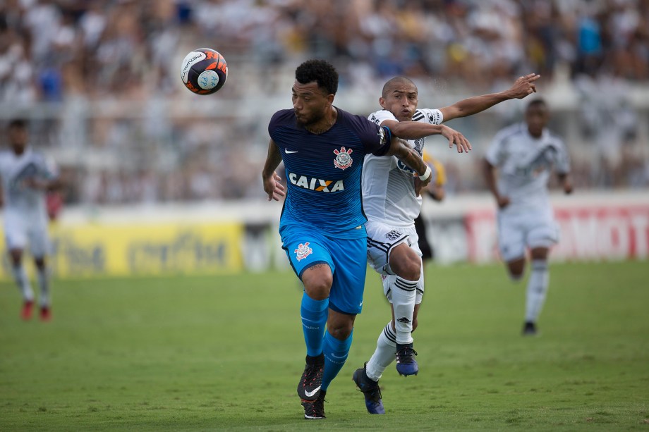 O atacante Kazim do Corinthians disputa jogada com o lateral Nino Paraíba da Ponte Preta