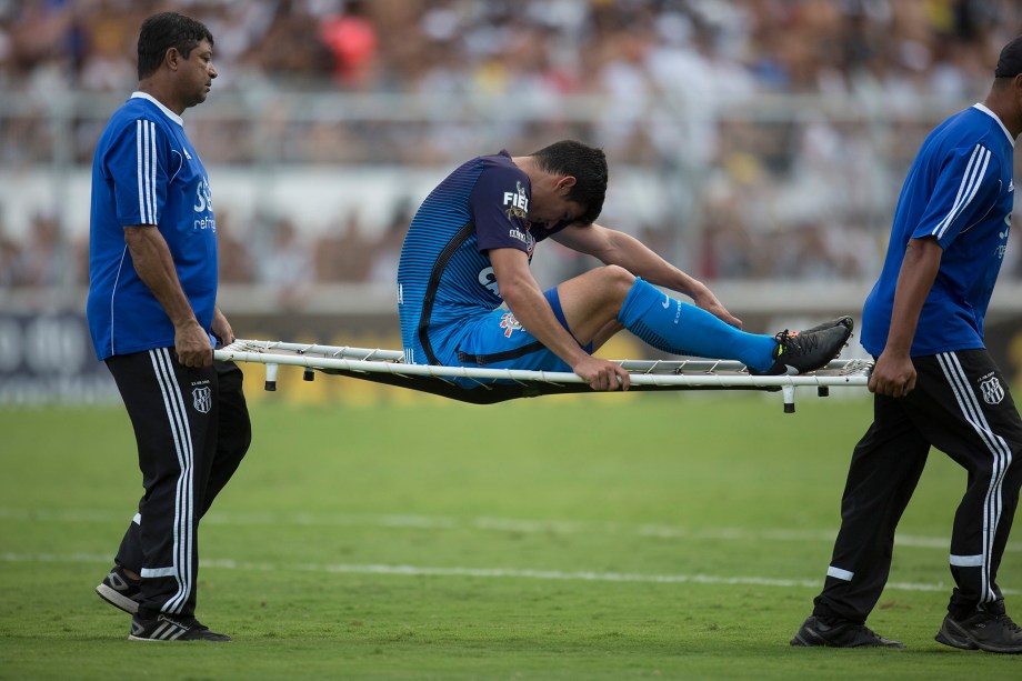 O zagueiro Balbuena do Corinthians deixa o campo lesionado na partida contra a Ponte Preta em Campinas